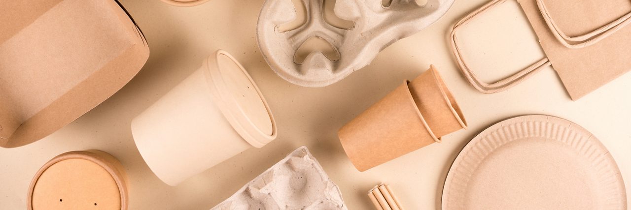 黄色の背景に紙の使い捨てフードサービスパッケージ