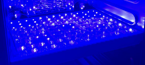 热塑性塑料和有机硅透镜簇的蓝光热老化