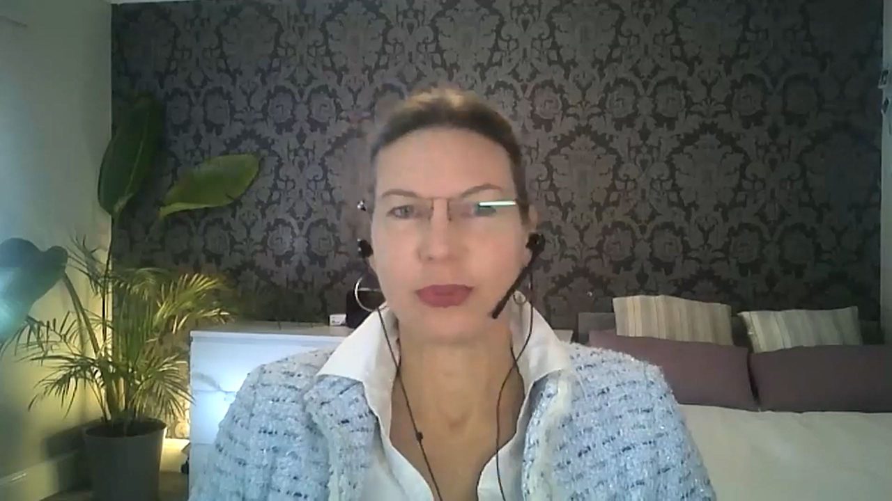 mulher apresentando o webinar