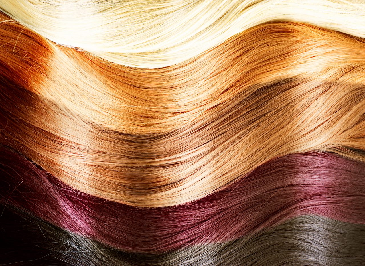 ツヤのある、健康的なカラーヘアの複数の色合い