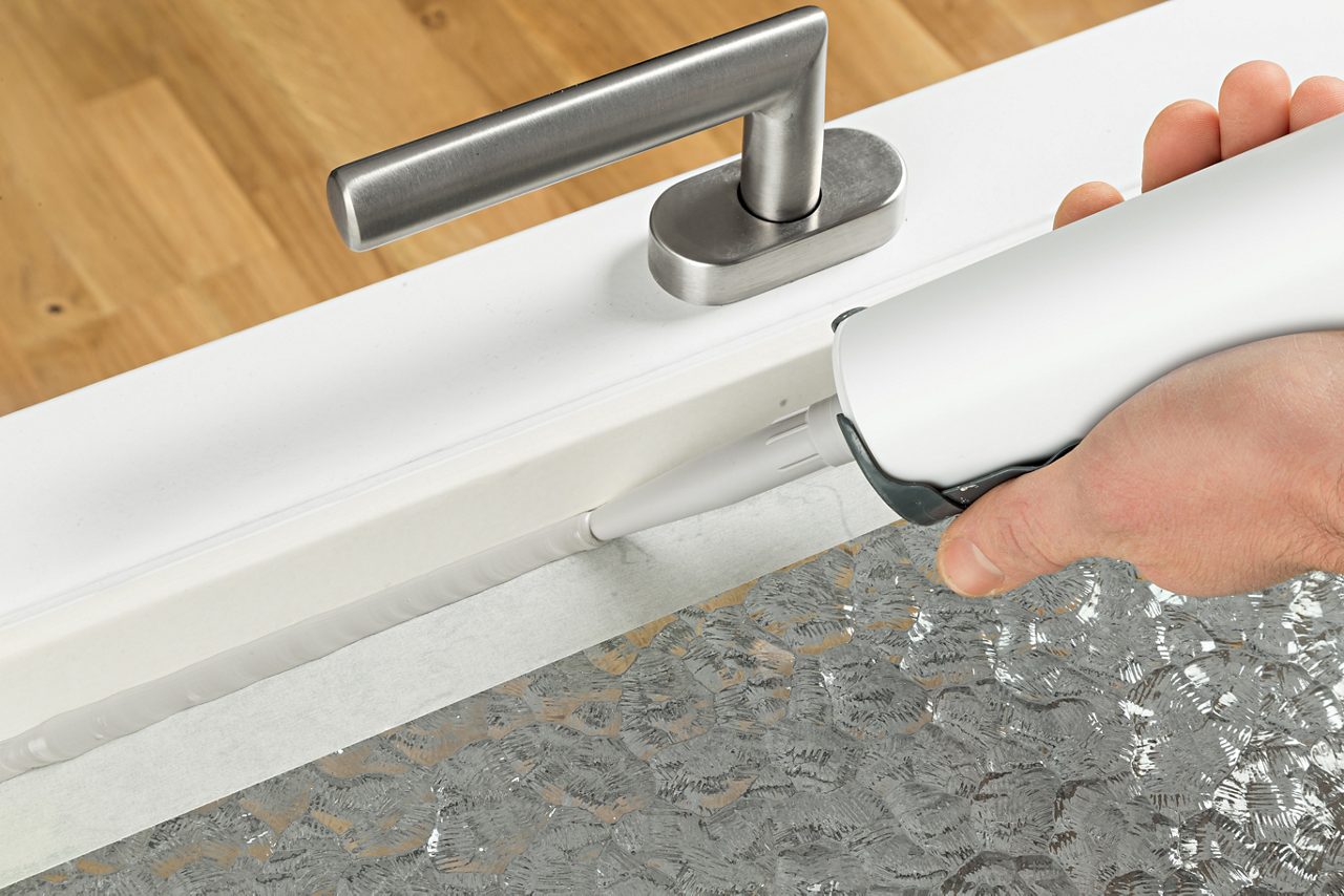 Renewing of a silicone joint on a window