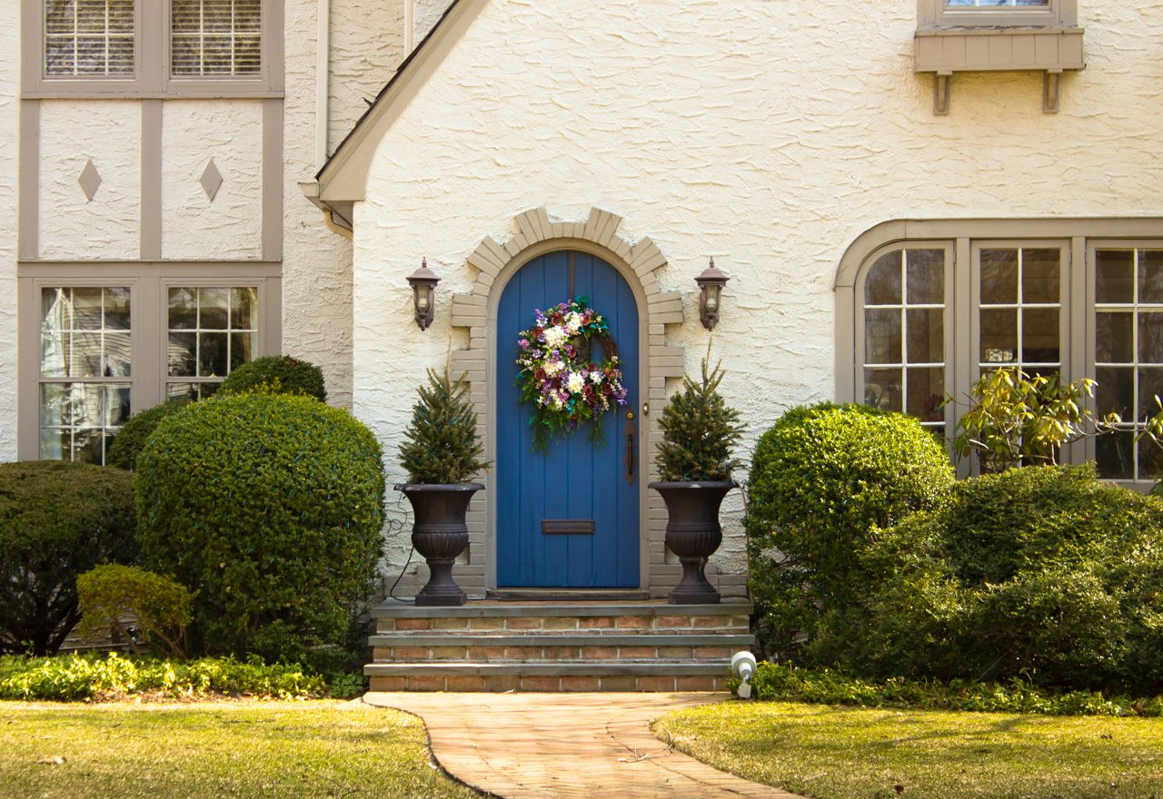Acogedora fachada y puerta en una hermosa casa 