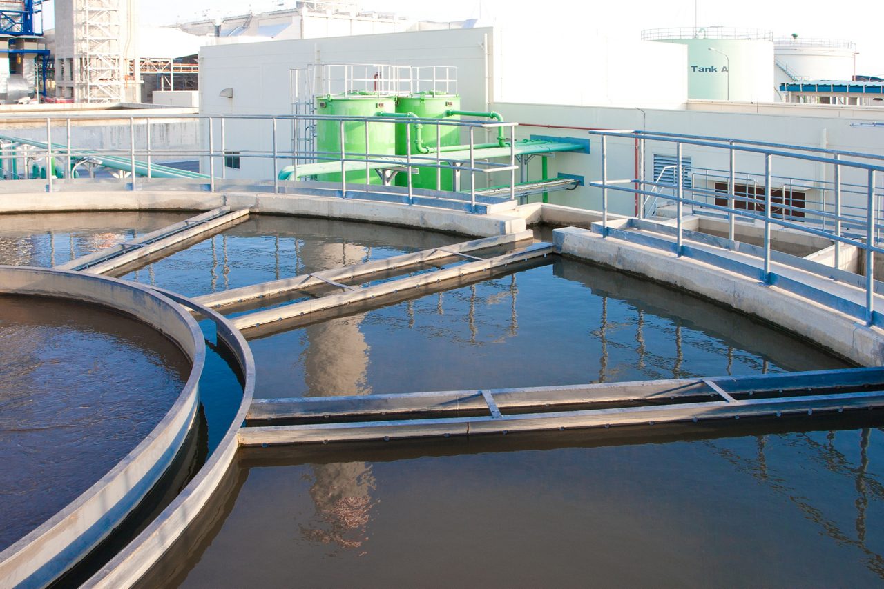 Tanques de tratamento em sistemas de tratamento de águas residuais