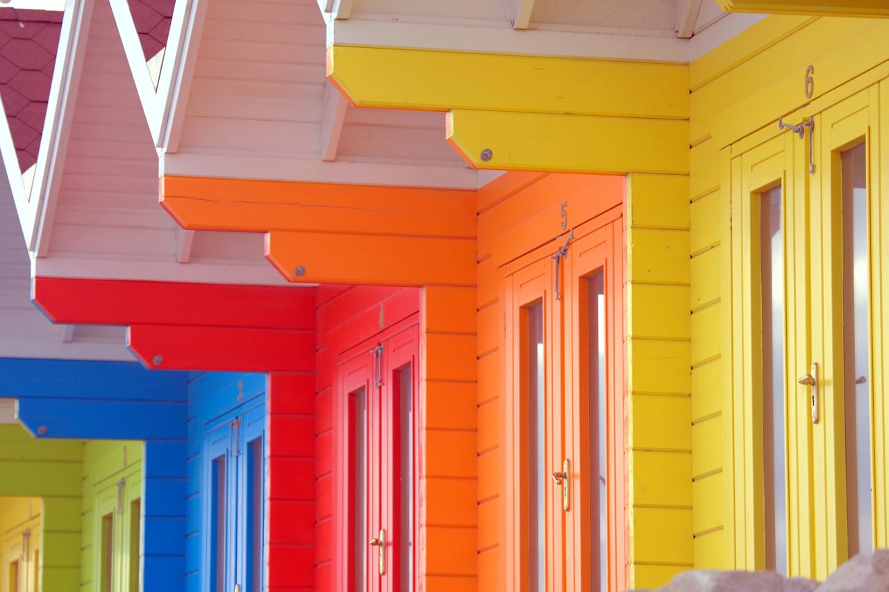 각 페인트에 대해 다른 색상의 페인트를 가진 아파트