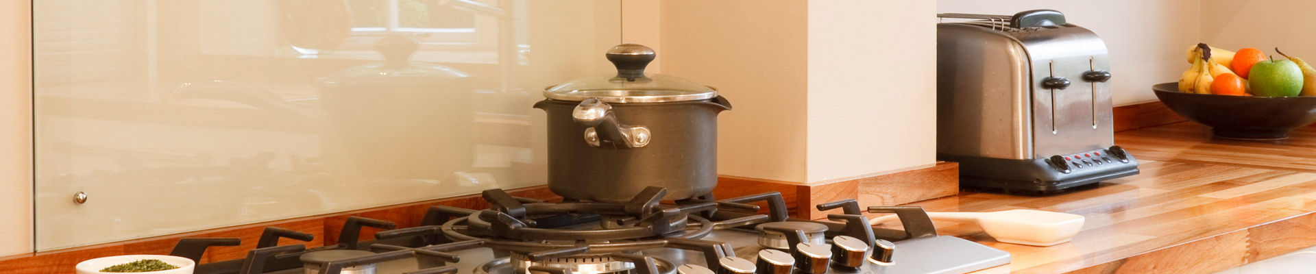 Kitchen stove with pan overheat